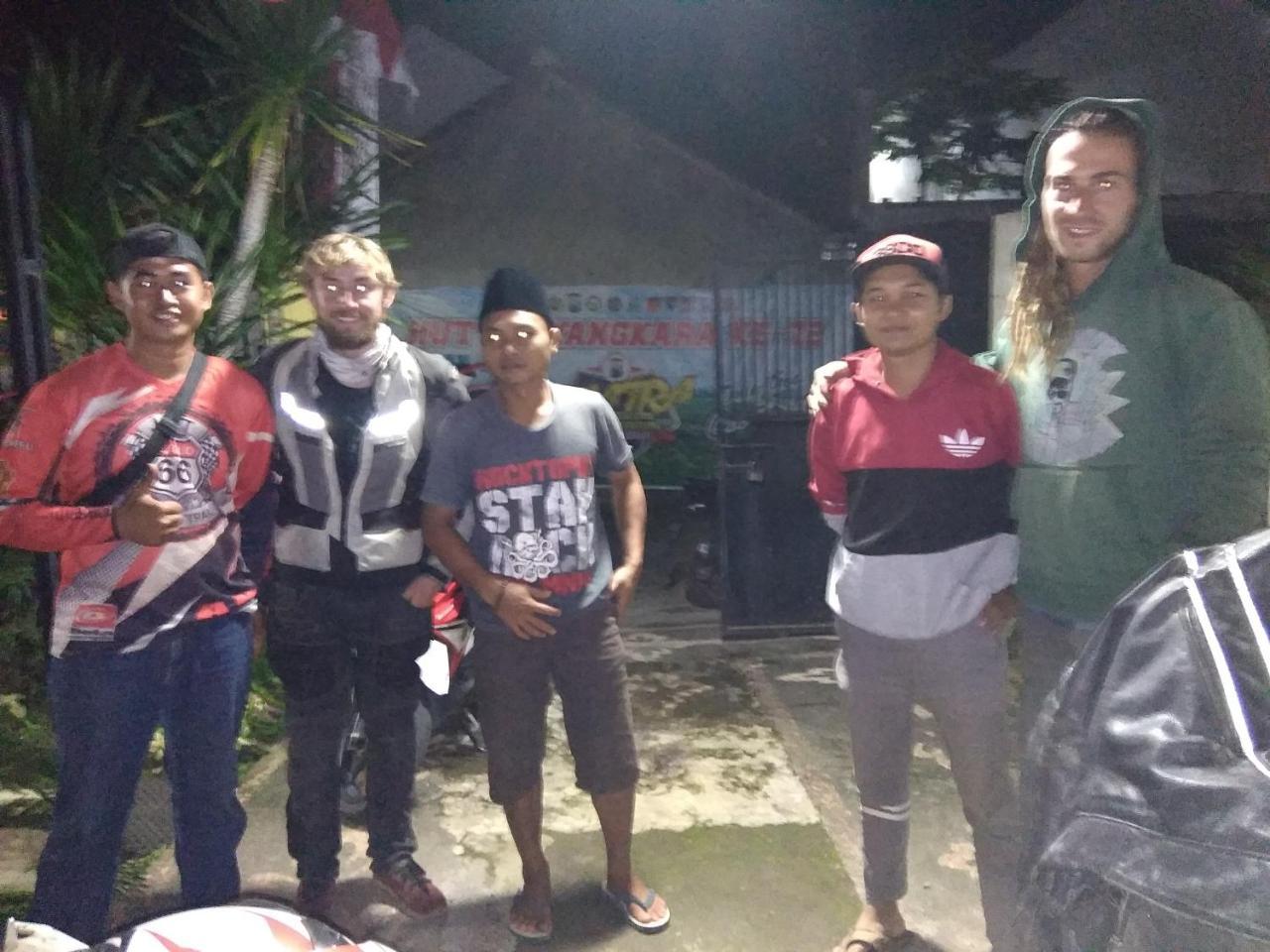 Javalindra Homestay Tour And Travel バニュワンギ エクステリア 写真